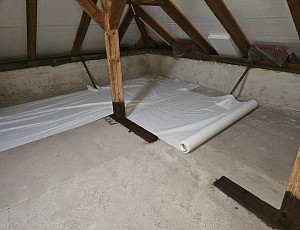 Zateplení stropu zděného rodinného domu pomocí foukané izolace